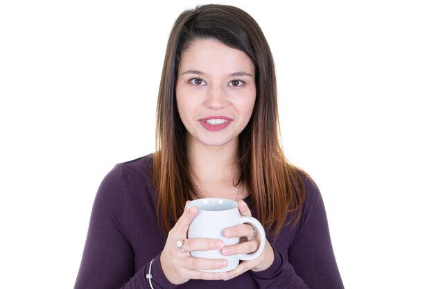 Portrait de jeune femme avec une tasse de thé ou de café