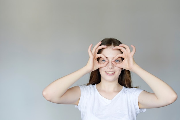 Portrait d'une jeune femme avec un tee-shirt blanc