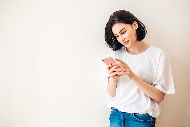 Portrait d'une jeune femme avec un téléphone dans ses mains