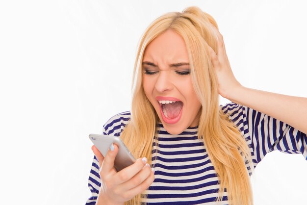 Portrait de jeune femme avec téléphone