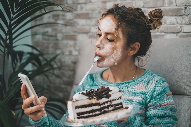 Photo portrait d'une jeune femme tenant du café à la maison