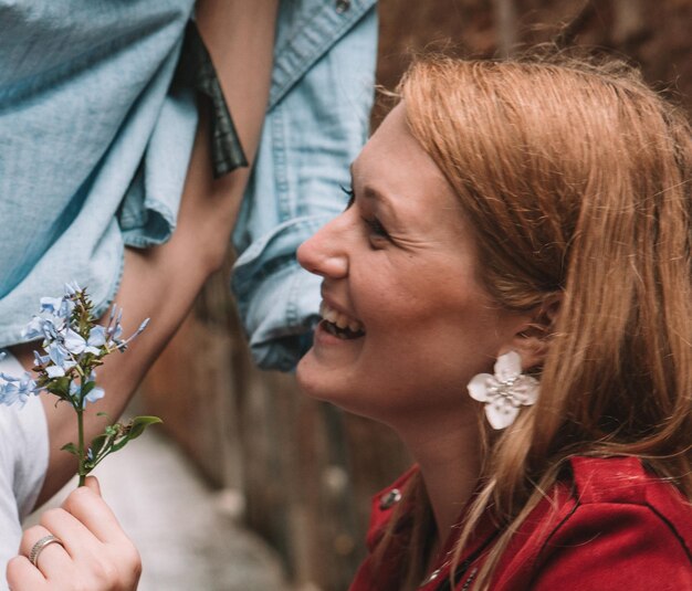 Photo portrait d'une jeune femme tenant une fleur