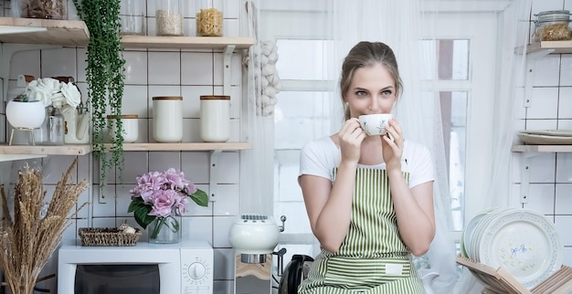 Portrait d'une jeune femme tenant des fleurs dans un magasin