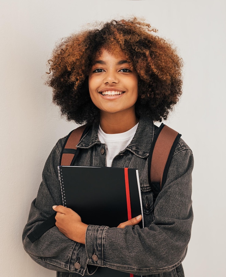Photo portrait d'une jeune femme tenant un livre sur un fond blanc