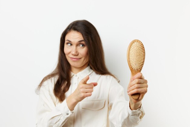 Photo portrait d'une jeune femme tenant une pomme sur un fond blanc