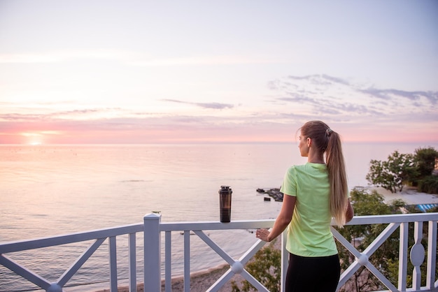 Portrait de jeune femme en tenue de sport qui s'est arrêtée pour faire une pause entre les séances d'entraînement