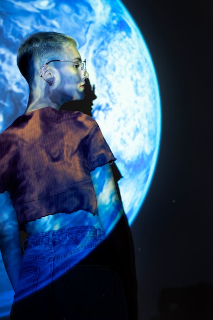 Portrait de jeune femme avec texture de projection d'univers