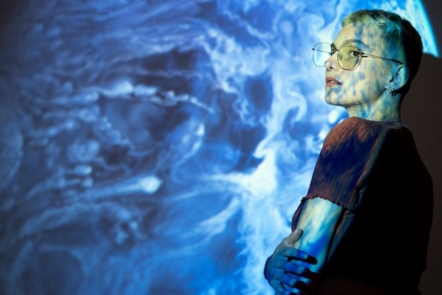 Portrait de jeune femme avec texture de projection d'univers