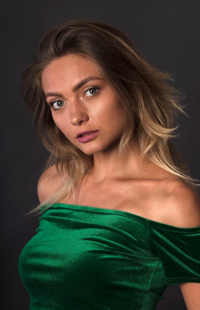 portrait d'une jeune femme tirant dans un studio photo