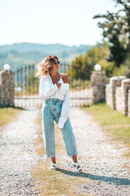 Portrait de jeune femme touristique attirante à l'extérieur