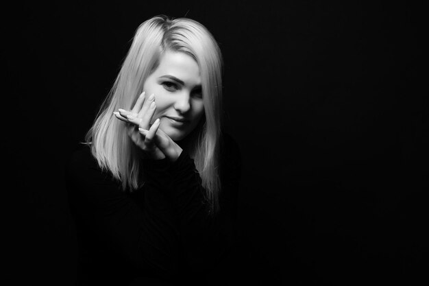 Portrait de jeune femme. Tournage en studio de beauté en gros plan. Une peau saine et propre et un maquillage parfait sur un beau visage de modèle blanc aux cheveux blonds courts. Belle fille.