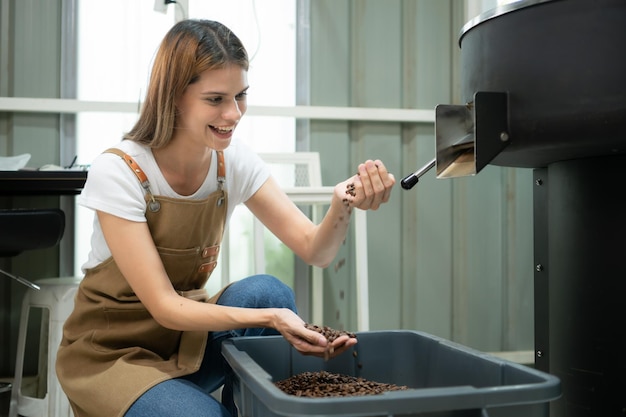 Photo portrait d'une jeune femme travaillant avec une machine de torréfaction de café