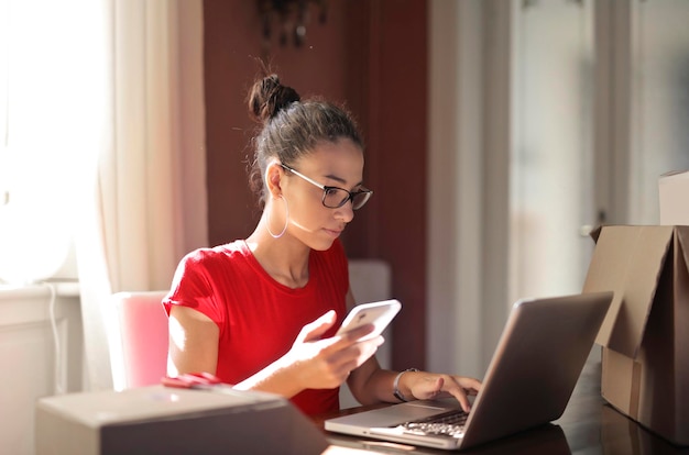 portrait de jeune femme travaillant avec un ordinateur