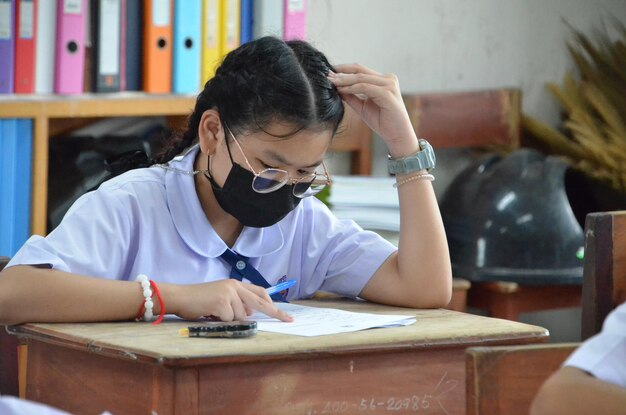 Photo portrait d'une jeune femme travaillant à table