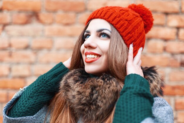 Portrait d'une jeune femme très heureuse