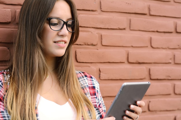 Portrait d&#39;une jeune femme utilisant sa tablette.