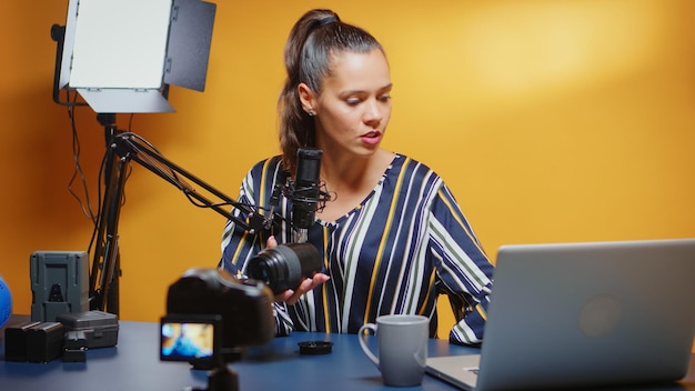 Photo portrait d'une jeune femme utilisant un téléphone portable alors qu'elle se tient dans une usine