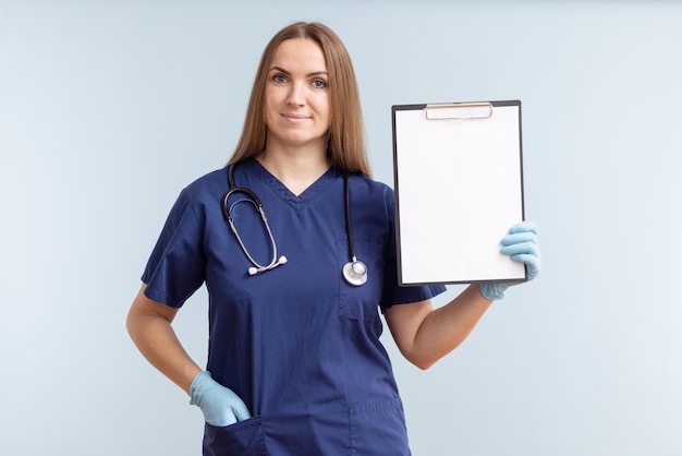 Portrait d'une jeune femme utilisant un téléphone portable sur un fond blanc