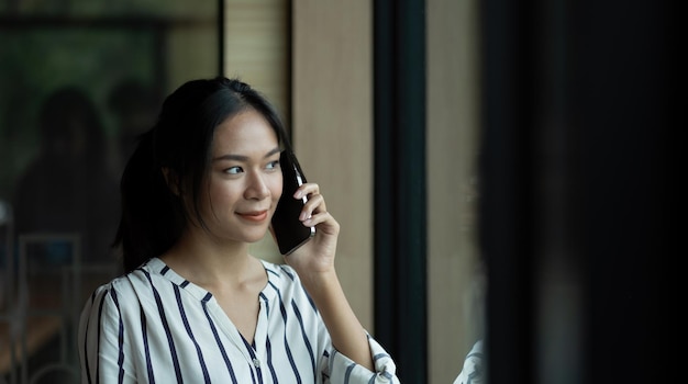 Portrait d'une jeune femme utilisant un téléphone portable