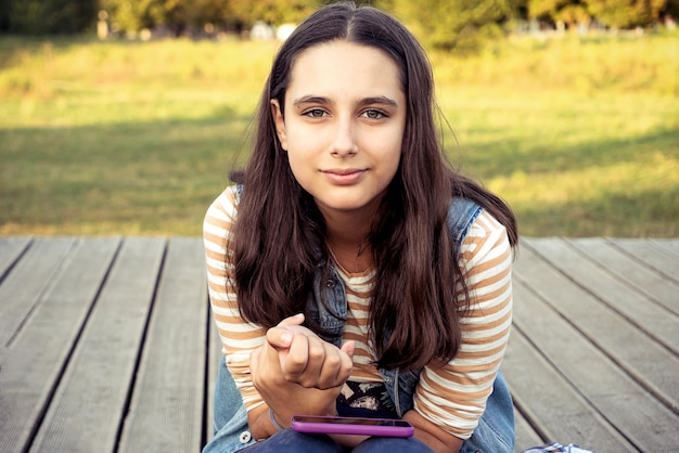 Photo portrait d'une jeune femme utilisant un téléphone portable