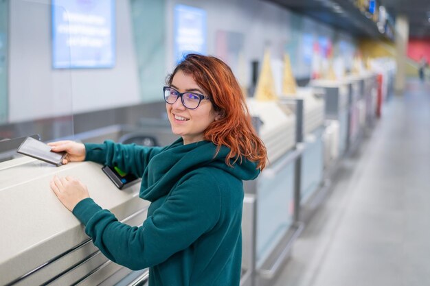 Portrait d'une jeune femme utilisant un téléphone