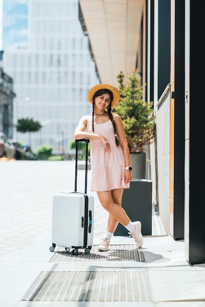 portrait, de, jeune femme, à, valise, et, regarder appareil-photo