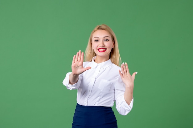 Portrait de jeune femme en vêtements conservateurs mur vert étude des leçons de l'école des enseignants