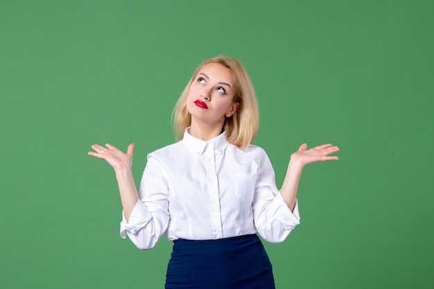 Portrait de jeune femme en vêtements conservateurs mur vert leçon de professeur de l'école d'études