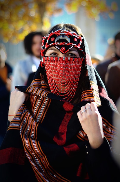 Photo portrait d'une jeune femme en vêtements traditionnels