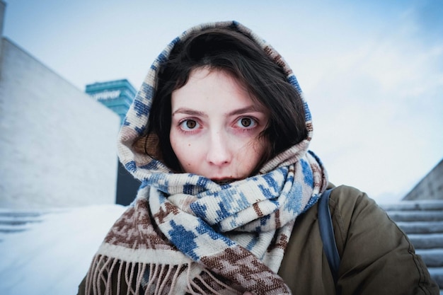 Portrait d'une jeune femme vêtue de vêtements chauds