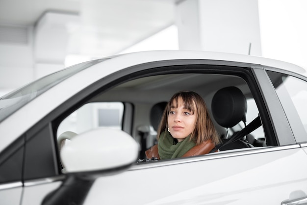 Portrait d'une jeune femme à la voiture