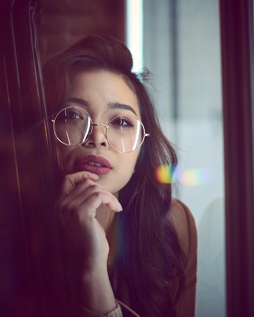 Portrait d'une jeune femme vu à travers le verre