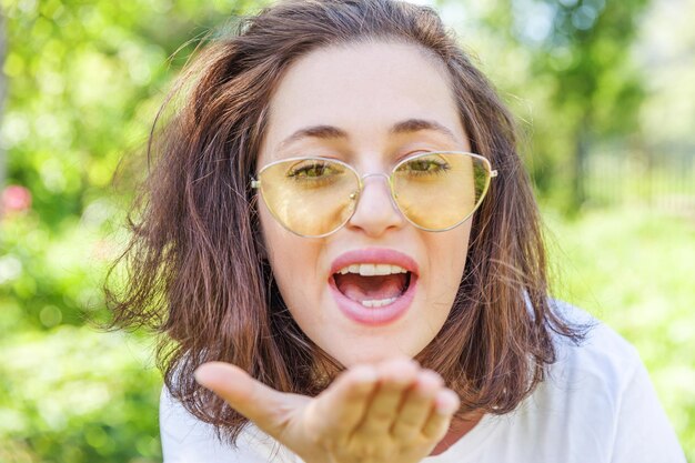 Photo portrait d'une jeune femme