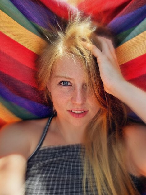 Photo portrait d'une jeune femme.