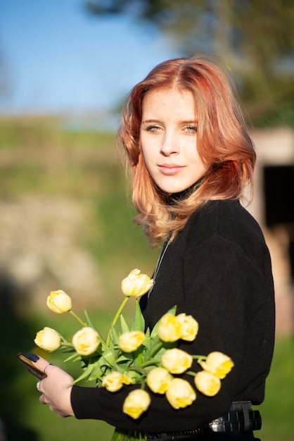 Portrait d'une jeune fille de 18 ans dans la rue