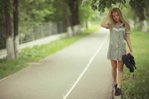 Portrait d'une jeune fille adulte belle à la mode