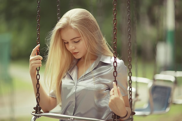 Portrait d'une jeune fille adulte belle à la mode