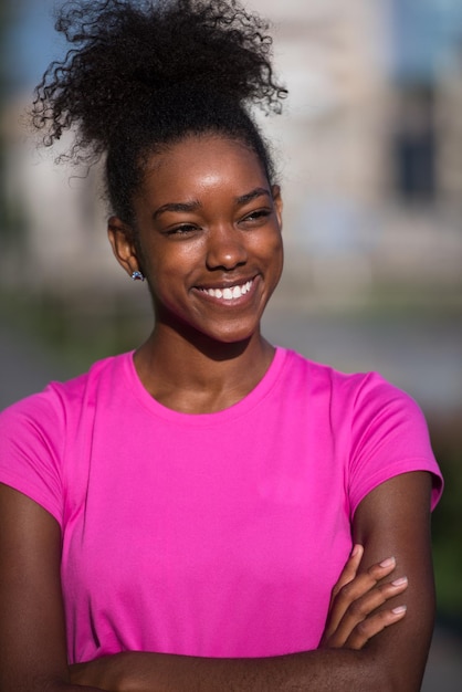 Photo portrait d'une jeune fille afro-américaine pour courir un beau matin d'été dans les rues de la ville