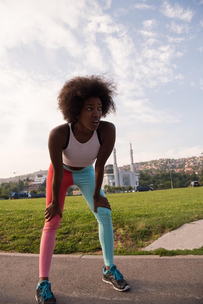 portrait d'une jeune fille afro-américaine pour courir un beau matin d'été dans les rues de la ville