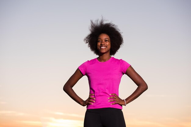 portrait d'une jeune fille afro-américaine pour courir une belle soirée d'été dans les rues de la ville