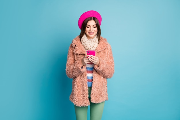 Portrait de jeune fille à l'aide d'écran de téléphone mobile