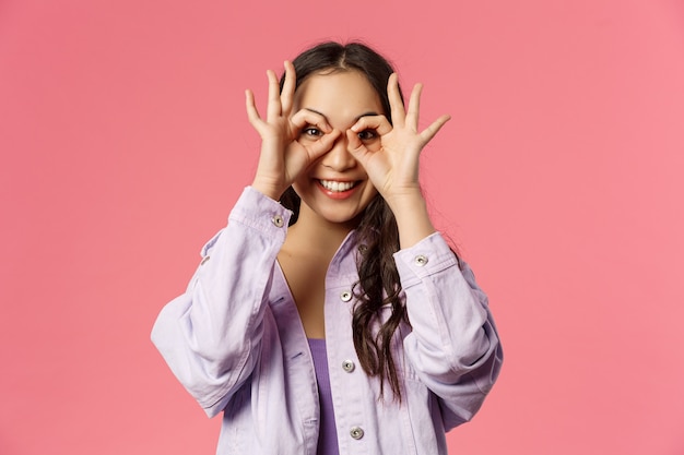 Portrait de jeune fille asiatique curieuse