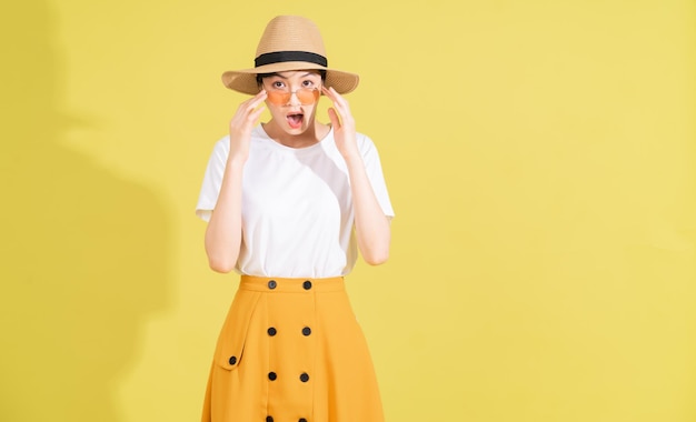 Portrait de jeune fille asiatique sur fond jaune