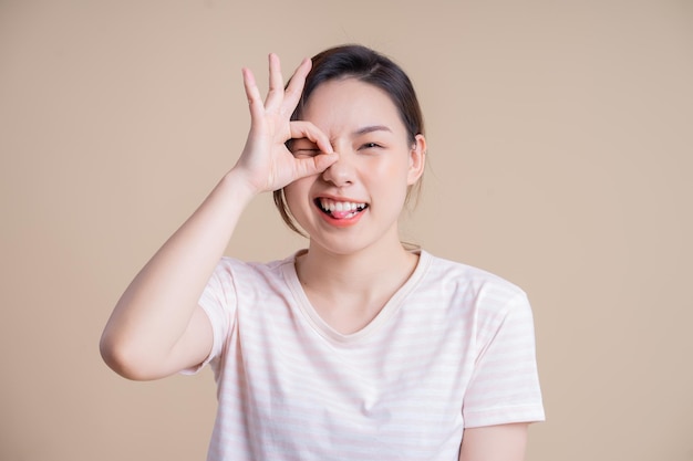 Portrait de jeune fille asiatique posant sur fond