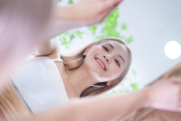 Portrait de jeune fille asiatique et son reflet dans le miroir