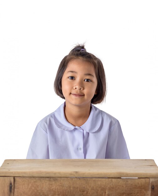 Portrait de jeune fille asiatique en uniforme scolaire isolé sur blanc