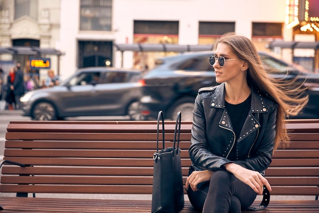 Photo portrait d'une jeune fille assise sur un banc