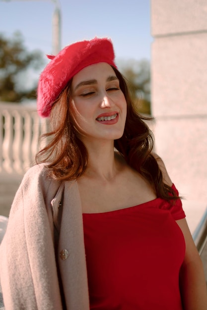 Portrait d'une jeune fille au béret rouge.