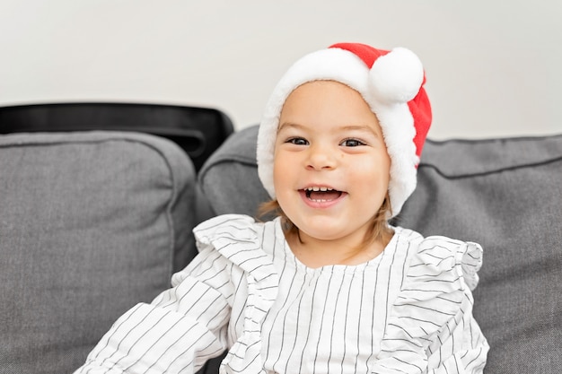 Portrait de jeune fille au chapeau rouge à Noël. enfant heureux fête le nouvel an 2021