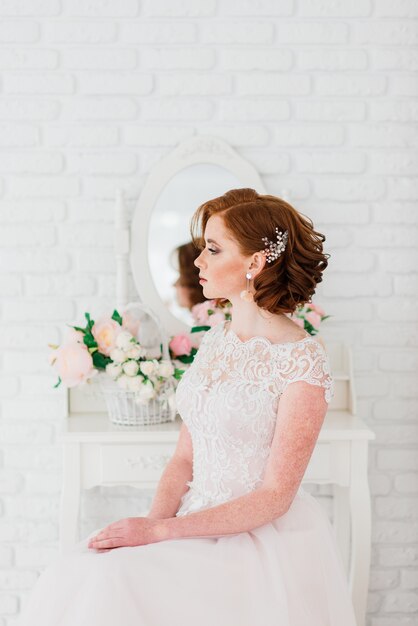 Portrait de jeune fille aux cheveux rouges portant une robe de mariée